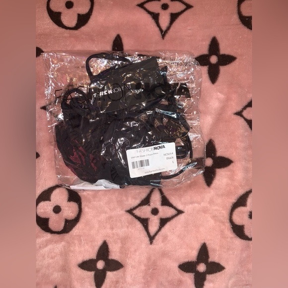 Bikini - Picture 3 of 3